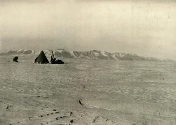 A Cordilheira Queen Alexandra Fotografada no caminho pela Geleira, c1908, 1909