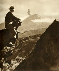 O distrito de Rotorua, na ilha norte da Nova Zelândia - O alpinista está descansando em um caminho rochoso
