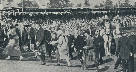 A família real na Escócia, c1930, 1937.