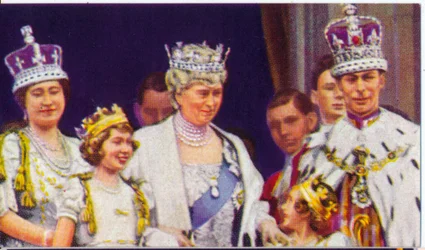 A família real na varanda do Palácio de Buckingham por ocasião da coroação do rei Jorge VI