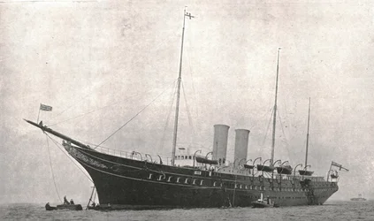 O iate real deixando Cowes, Ilha de Wight, em 6 de agosto de 1902.