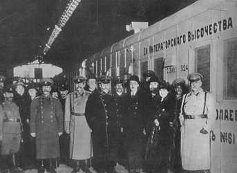 O ministro da Guerra russo inspecionando um trem da Cruz Vermelha saindo para a frente, 1915
