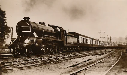 O trem de barco SR Dover, transportado por Sir Gawain Uma locomotiva tipo rei Arthur, c1930.