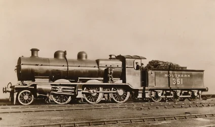 O tipo de locomotiva de tráfego misto SR Mogul, início do século XX.