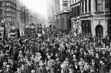 O Exército da Salvação marchando pela Oxford Street, Londres, 1926-1927