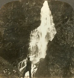 As cachoeiras de Sevle, correndo e espirrando, perto do hotel de Stalheims, Naerodal, Noruega, c1905.