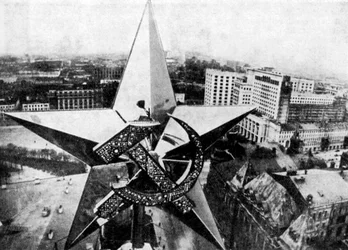A estrela soviética superando a Torre Nikolsky do Kremlin, Moscou, 1935