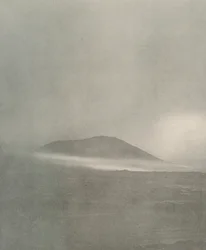 O início de uma nevasca ... Deriva chegando ao redor do Monte Erebus, c1908, 1909