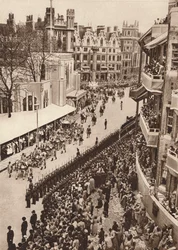 A carruagem de Estado deixa a Abadia de Westminster após a coroação do rei Jorge VI, 1937
