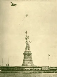 A Estátua da Liberdade, com Torchlight Uplifted, Porto de Nova York, c1930.