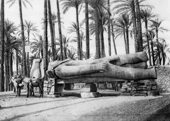 A estátua de Ramsés II, Cairo, Egito, c1920s