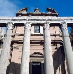 O templo de Antonino e Faustina, Roma