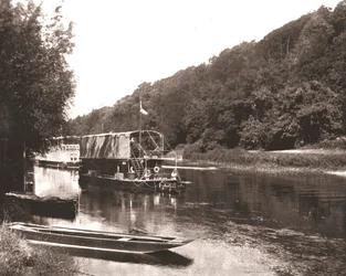 A Tamisa sob a madeira de Cliveden, Berkshire, 1894.