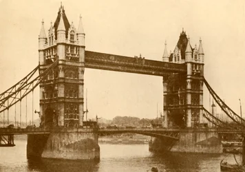 Tower Bridge, Londres, c1930.