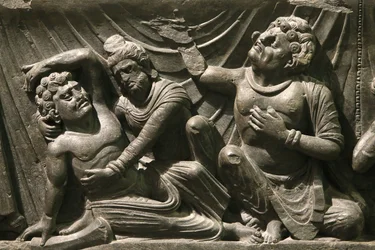 O Museu Victoria e Albert. Parte de um alívio da morte do Buda (parinirvana). 200-400. O período de Kushan. O xisto. Gandhara/Northwest Pakistan. Reino Unido.