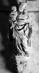 A Escultura da Virgem e da Criança atribuída a João de Huerta (1414-1461). Igreja do Século XV do Collegial São João Batista de Rover na Planície (Costa de Ouro)