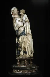 A Virgem e o Menino Jesus. Estátua em mármore por volta de 1350-1375. 45 cm Collegiale Notre Dame. Villeneuve les Aviignons (Jardim).