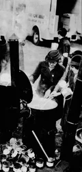 O WVS fez muitos trabalhos. Aqui está uma mulher WVS gerenciando uma cozinha de campo, c1941 1942