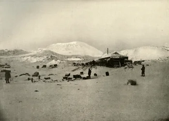 Os quartos de inverno. Com o Monte Erebus em segundo plano, c1908, 1909