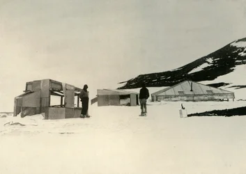 Os aposentos de inverno da Expedição Discovery em Hut Point, c1908, 1909.