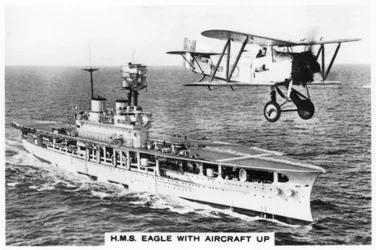 O porta-aviões HMS Eagle e uma aeronave Fairey Flycatcher, 1937