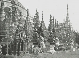 A base do Grande Pagode, Rangum, Birmânia, 1895.