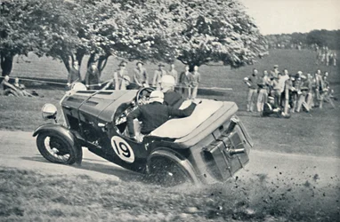 O início de um derramamento em Donington Park, 1937