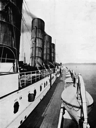 O convés do barco do Lusitania, mostrando barcos salva-vidas, 1915