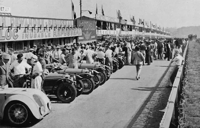 Os buracos movimentados: antes do início da corrida de 24 horas em Le Mans, 1937