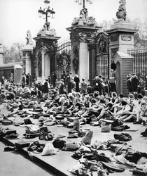 O feriado do jubileu das crianças, Buckinham Palace, Londres, 1935