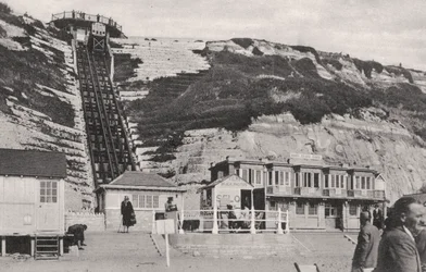 O elevador do penhasco em Bournemouth, Dorset, início do século XX