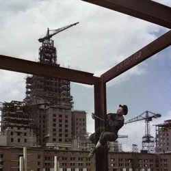 A construção do edifício principal da Universidade Estadual de Moscou, nas colinas de Lenin