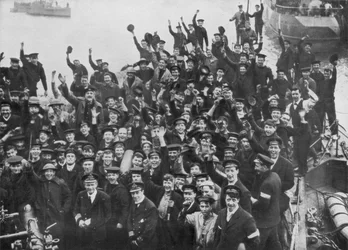 A tripulação do HMS Vindictive comemorando o ataque de Zeebrugge em 23 de abril de 1918