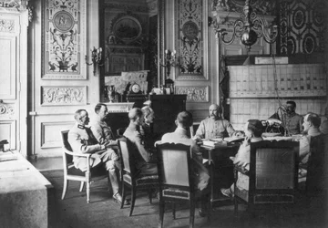 O relatório diário no escritório do comandante em chefe francês, 1917