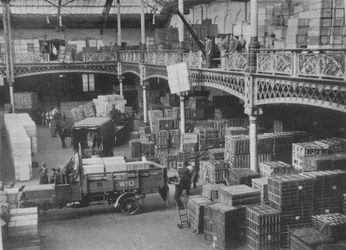 A sala de expedição de uma das grandes lojas do governo, 1915