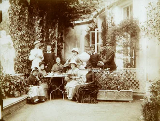 A família do duque Fyodor Uvarov em sua propriedade rural, Porechye, Rússia, década de 1880