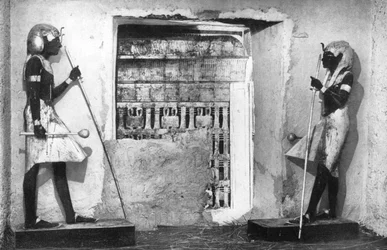 O primeiro vislumbre da tumba de Tutancâmon, Egito, 1933-1934