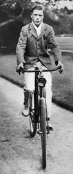 O futuro rei Edward VIII andando de bicicleta em 1911