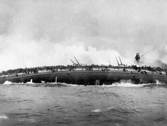 O cruzador blindado alemão SMS Blücher afunda após receber vários ataques de navios de guerra britânicos em