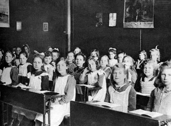As meninas que moram na casa do Dr. Barnardos em Barkingside, Londres, 1926-1927