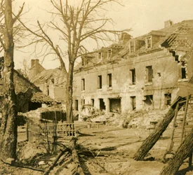 A fábrica de vidro em Soissons, norte da França, c1914-c1918