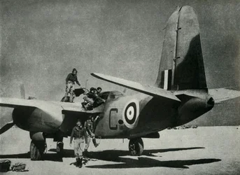 O sol quente flui para baixo em um local de pouso no deserto, c1942-1943, 1945.