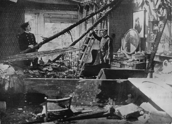 O interior de uma das casas destruídas em Southend, 1915