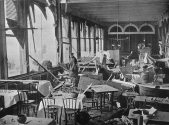 O interior do Grand Hotel, mostrando os danos causados pelo bombardeio, 1914