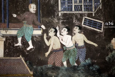 O interior das paredes compostas de pagodes de prata está coberto de murais retratando histórias do Reamker, ou seja, a versão Khmer do clássico épico indiano, o Ramayana. Algumas secções dos murais estão deterioradas e o tempo danificado. Os murais eram p