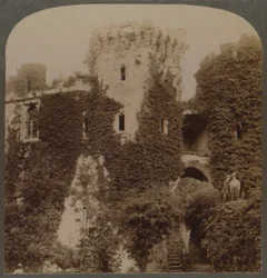 As torres cobertas de hera do Castelo de Raglan, a última fortaleza de Carlos I, Monmouthshire, Inglaterra, c1