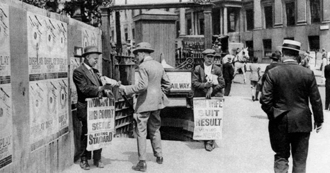 As manchetes dos jornais na hora do almoço, Trafalgar Square, Londres, 1926-1927