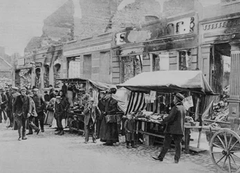 O mercado das ruínas de Hohenstein, Prússia Oriental, Primeira Guerra Mundial, 1915