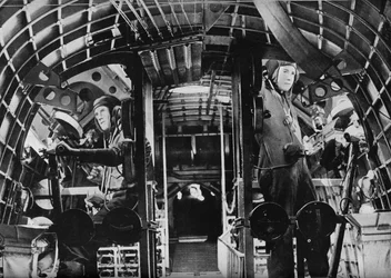 Os artilheiros médios de um barco voador da RAF alertam em suas estações, c1940 1943