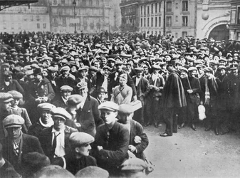 Os novos exércitos franceses: recrutas e voluntários aguardando a inscrição para o serviço, 1915